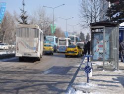 Soğuk otobüsleri de dondurdu